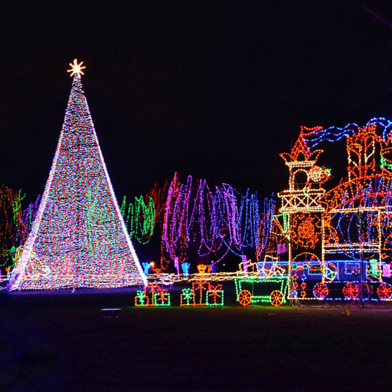 أضواء عيد الميلاد هي أضواء عيد الميلاد الغربية التي يزينها الناس على أشجار الميلاد.